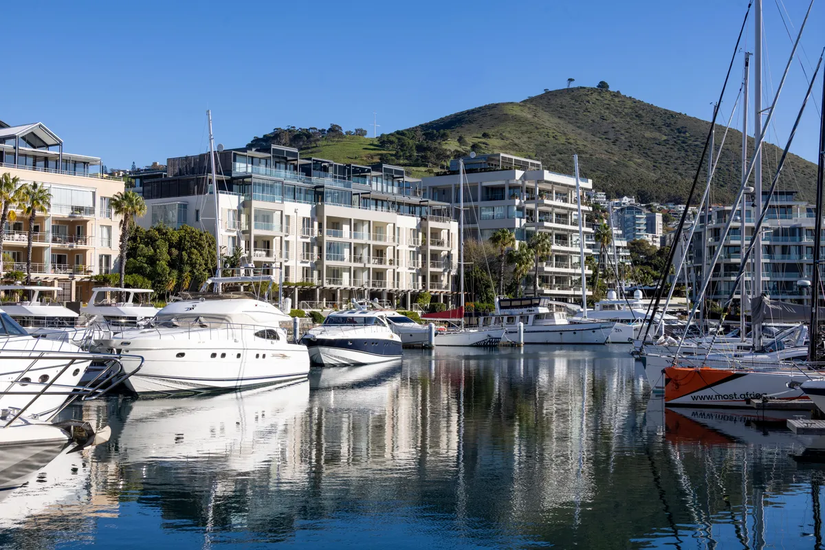 luxurious-boats-at-marina-in-cape-town